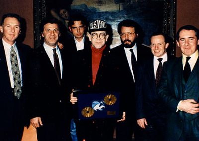 Danilo con Robert Key - Bruno Tibaldi - Michele Olcese - Elton John - Roberto Biglia - John Reia Man. Consegna del Disco Doro in Italia
