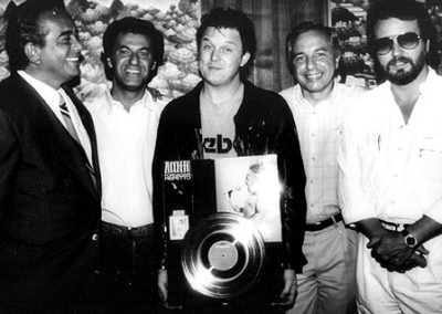 Danilo con Vittorio Salvetti - Bruno Tibaldi - Zucchero - Gianfranco Rebulla - alla premiazione del Disco doro per le 300.00 copie vendute dell album Rispetto, nel corso del Festivalbar a Verona