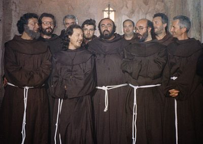 Danilo con Zucchero - Pavarotti e il management polygram tutti in costume da frate. (tra Zucchero e Pavarotti il figlio di Danilo, Massimiliano)